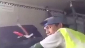 Cum se fură din bagaje în cala avioanelor! Angajatul unei companii aeriene, prins în fapt