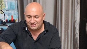 Dupa ce colegul lui de platou a dat-o in bara cu sandvisurile, Chef Scarlatescu a lansat carnatii care-i poarta numele