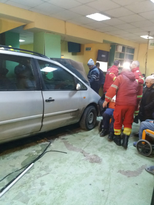 Un bărbat a intrat cu maşina în uşile de acces ale Spitalului Judeţean Craiova. Trei persoane au fost rănite. Șoferul a fost reținut