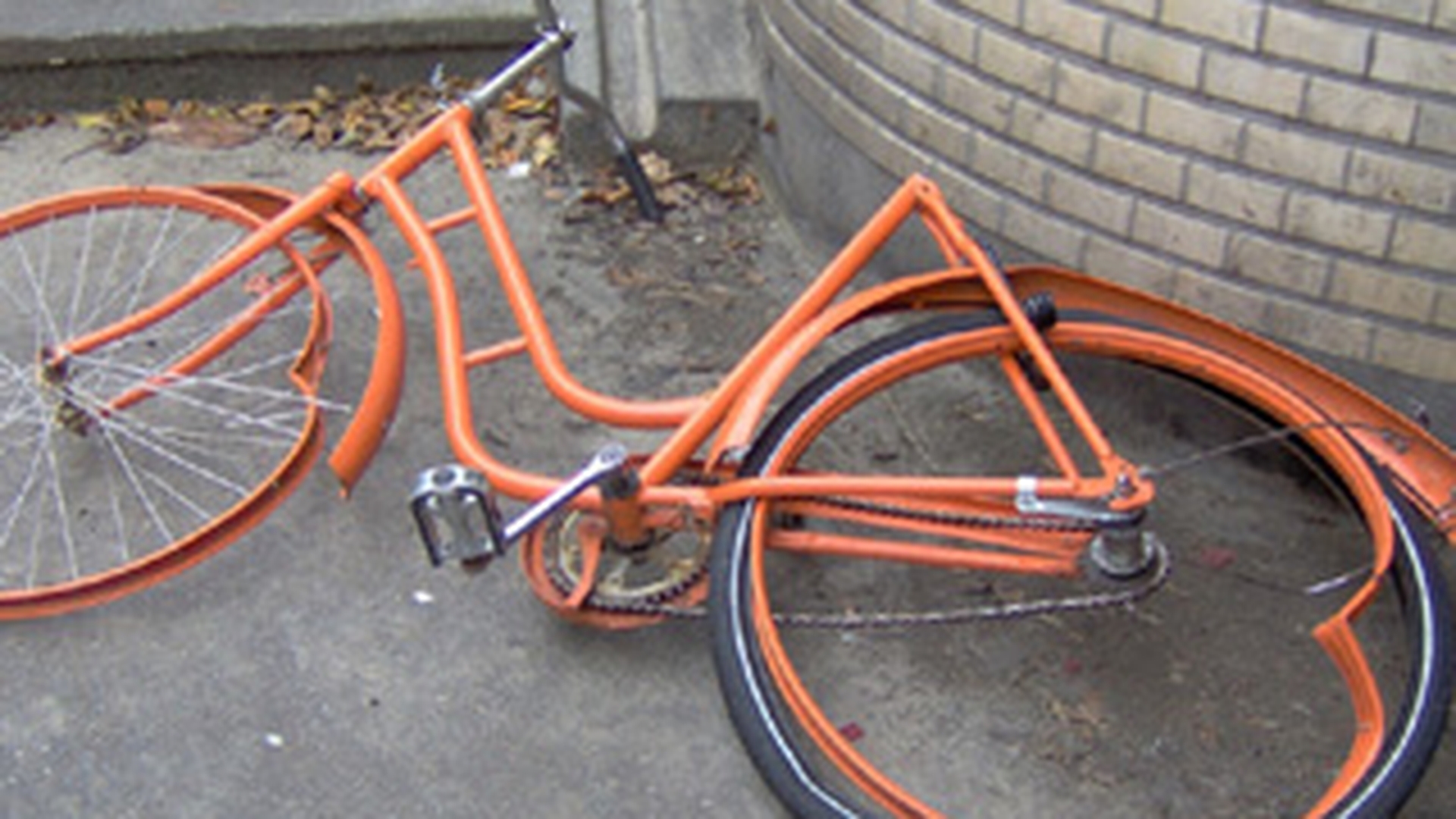 Trei copii au fost loviti de o masina in timp ce se plimbau cu bicicletele