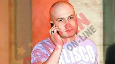 I-a furat identitatea si vocea