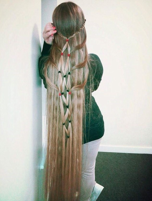 Are părul atât de lung, încât poate să îl poarte ca pe o rochie! Cum arată femeia care a ajuns să fie supranumită „Rapunzel”