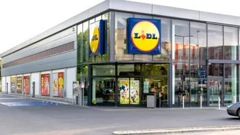 Lidl a concediat un angajat pentru că a băut o sticlă de apă care costă un leu. Acesta lucra la casa de marcat în Marea Britanie