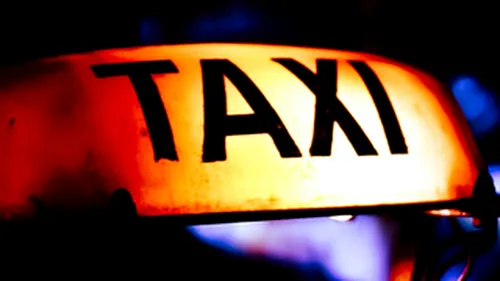 O tanara a murit, dupa ce taximetristul a intrat cu masina intr-un stalp