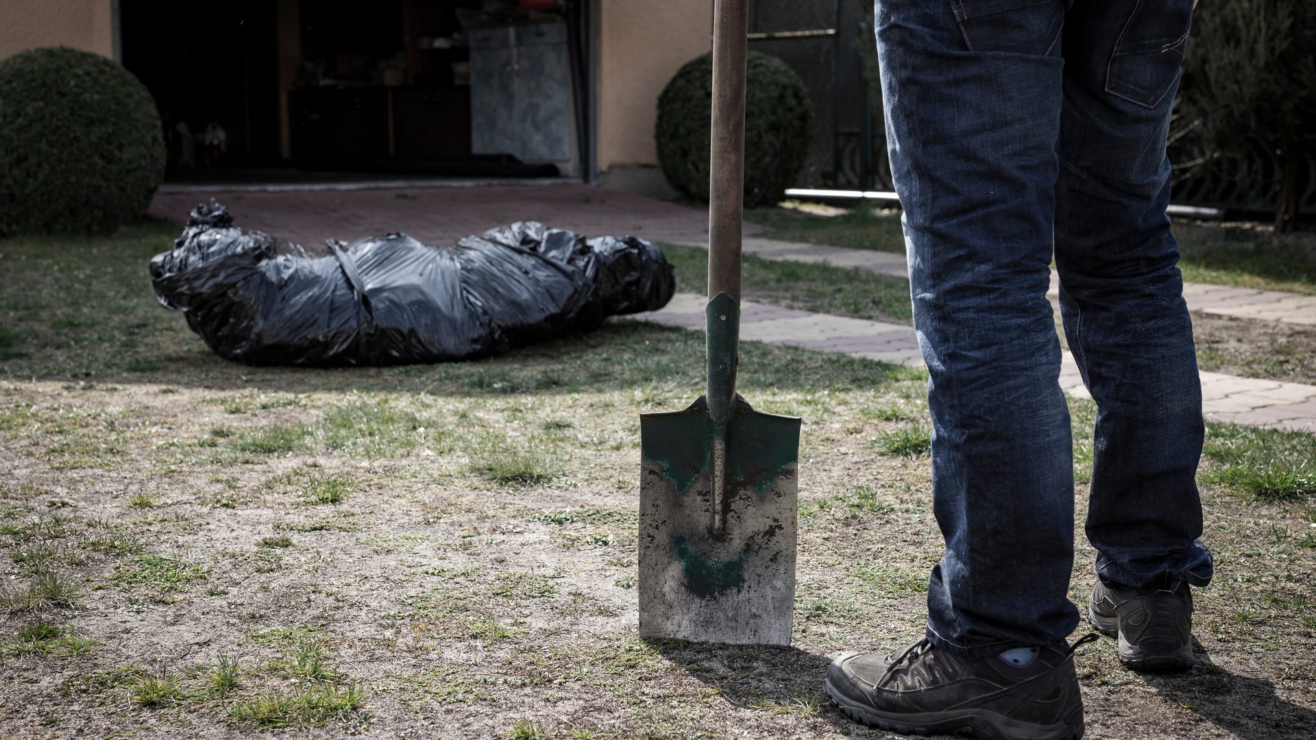Viral. O mamă s-a trezit cu poliția acasă, după ce vecinii au crezut că omorât pe cineva. Ce reprezenta, de fapt, „cadavrul” din pungă. FOTO