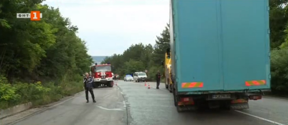 O familie de români, implicată într-un accident mortal produs în Bulgaria. Copilul de 8 ani, scos în comă din mașina care a devenit sicriu pentru mama lui