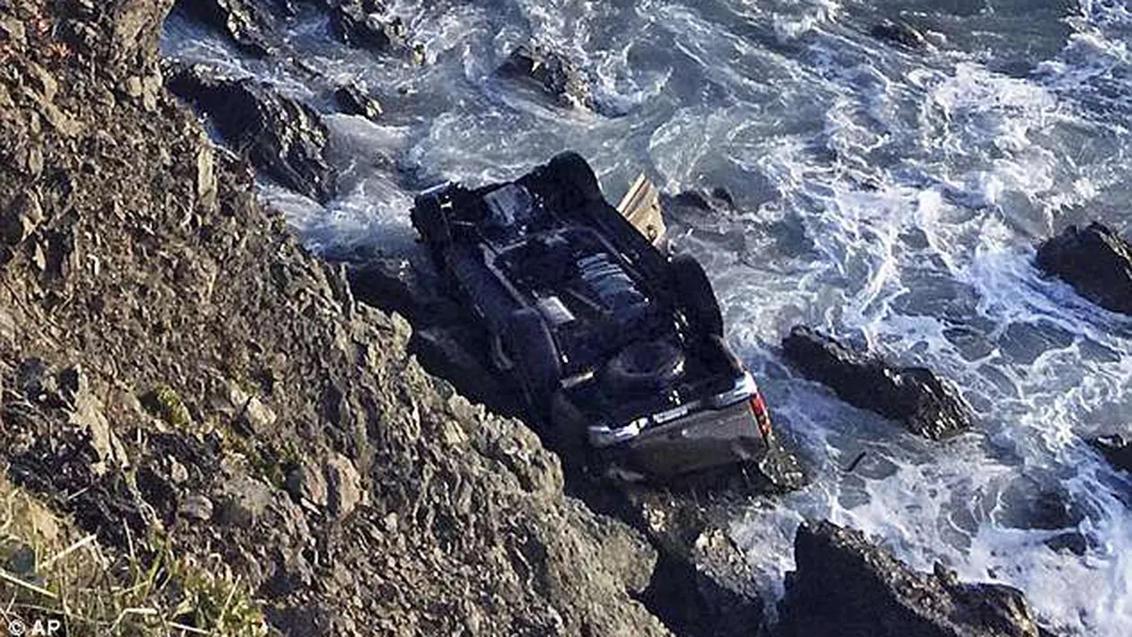 Imaginile groazei! Un cuplu de lesbiene s-a sinucis, alături de cei șase copii înfiați, plonjând cu mașina de pe o stâncă!