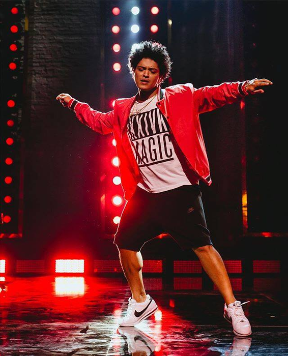 Bruno Mars, evacuat de urgenţă după ce scena a luat foc în timpul concertului: „Am ars scena în Glasgow”
