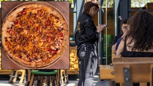 Au explodat prețurile! Câți lei costă o pizza într-un pub din Mamaia!