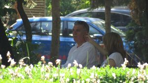 Credea că nu îi vede nimeni, dar…Romantic: Soţia i-a ”toaletat” urechea, pe o bancă în parc, fostului şef al Camerei Deputaţilor!