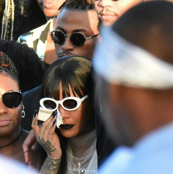 Rihanna, în lacrimi la înmormântarea vărului ei! Ţinuta purtată de artistă a stârnit controverse