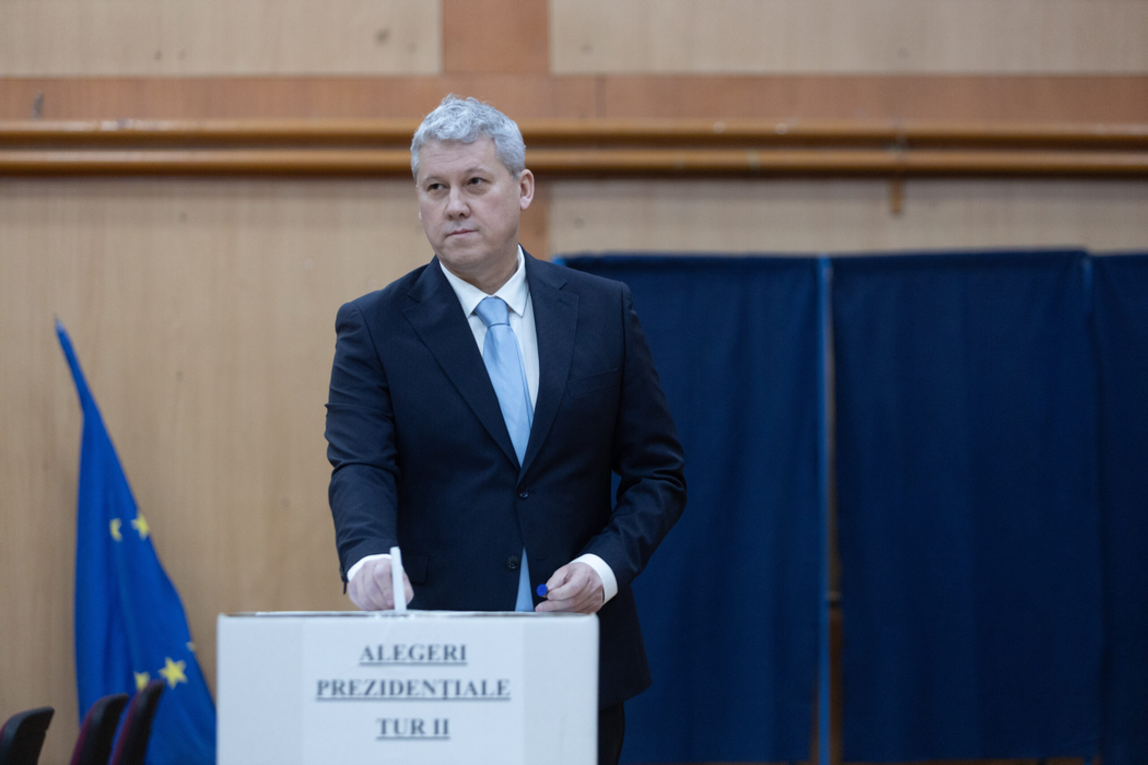 Catalin Predoiu, presedinte PNL si premier interimar, isi exercita dreptul la vot, in cel de-al doilea tur de scrutin al alegerilor prezidentiale, in Bucuresti, duminica, 18 mai 2025. ALEXANDRA PANDREA/GMN/MEDIAFAX FOTO