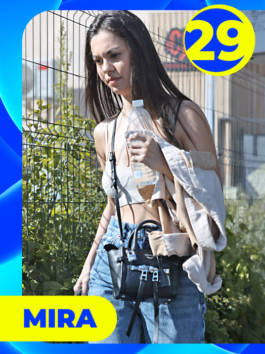 TOP 30 de vedete care au găsit soluţia perfectă împotriva caniculei! Roxana Vancea, Monica Gabor sau Laura Cosoi, show cu îngheţată şi… 