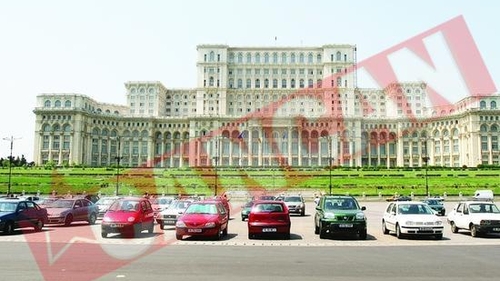 Pusa de Elena Ceausescu sa coasa goblenuri pentru Casa Poporului