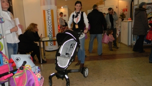 Vezi cum arata cel mai “tehnologizat” carucior pentru copii! Se strange singur in 10 secunde