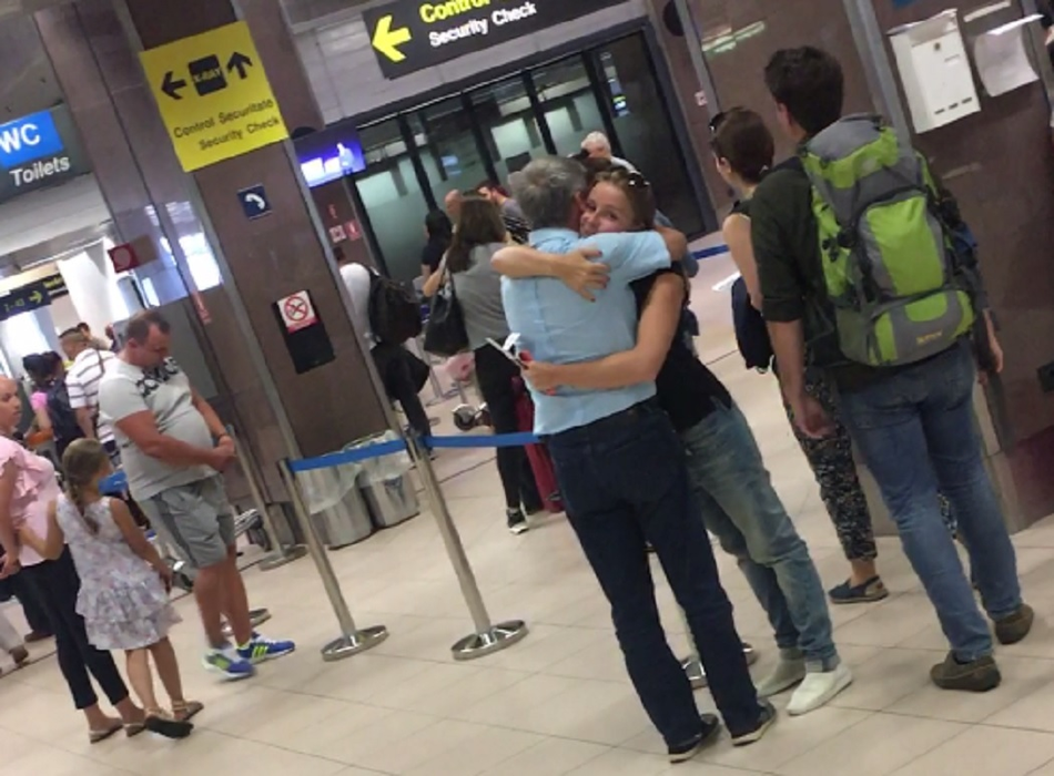 Dacian Cioloş şi Andrada Morar s-au îmbrăţişat îndelung la despărţire