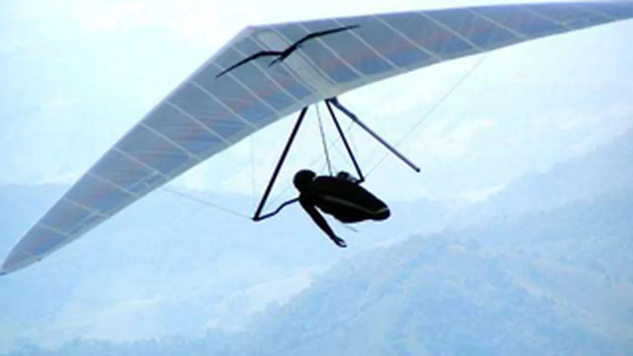 Ce le-a mai trecut prin cap! Doi tineri din Maramures, prinsi cand faceau contrabanda de tigari cu un deltaplan