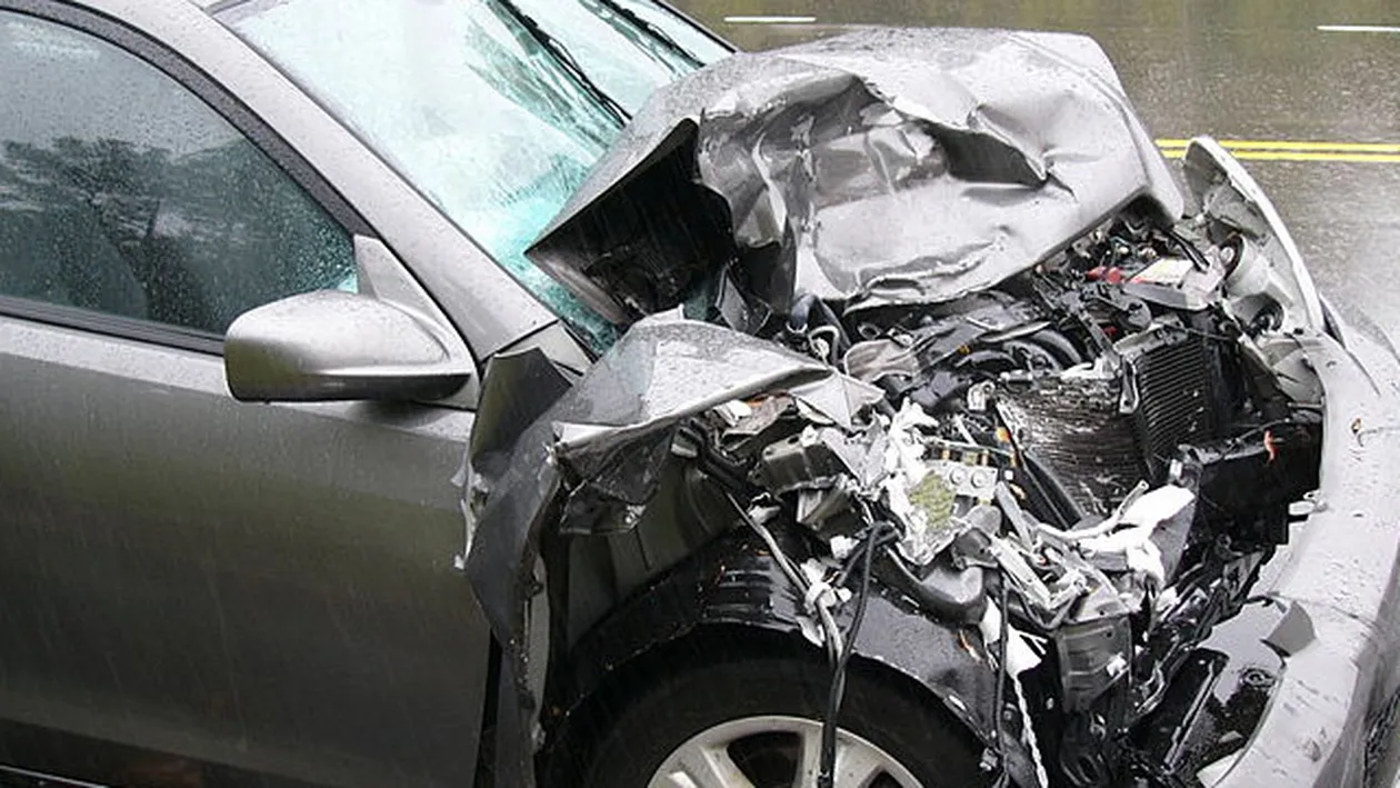 Doua persoane au murit in urma unui accident de masina! O a treia persoana este ranita