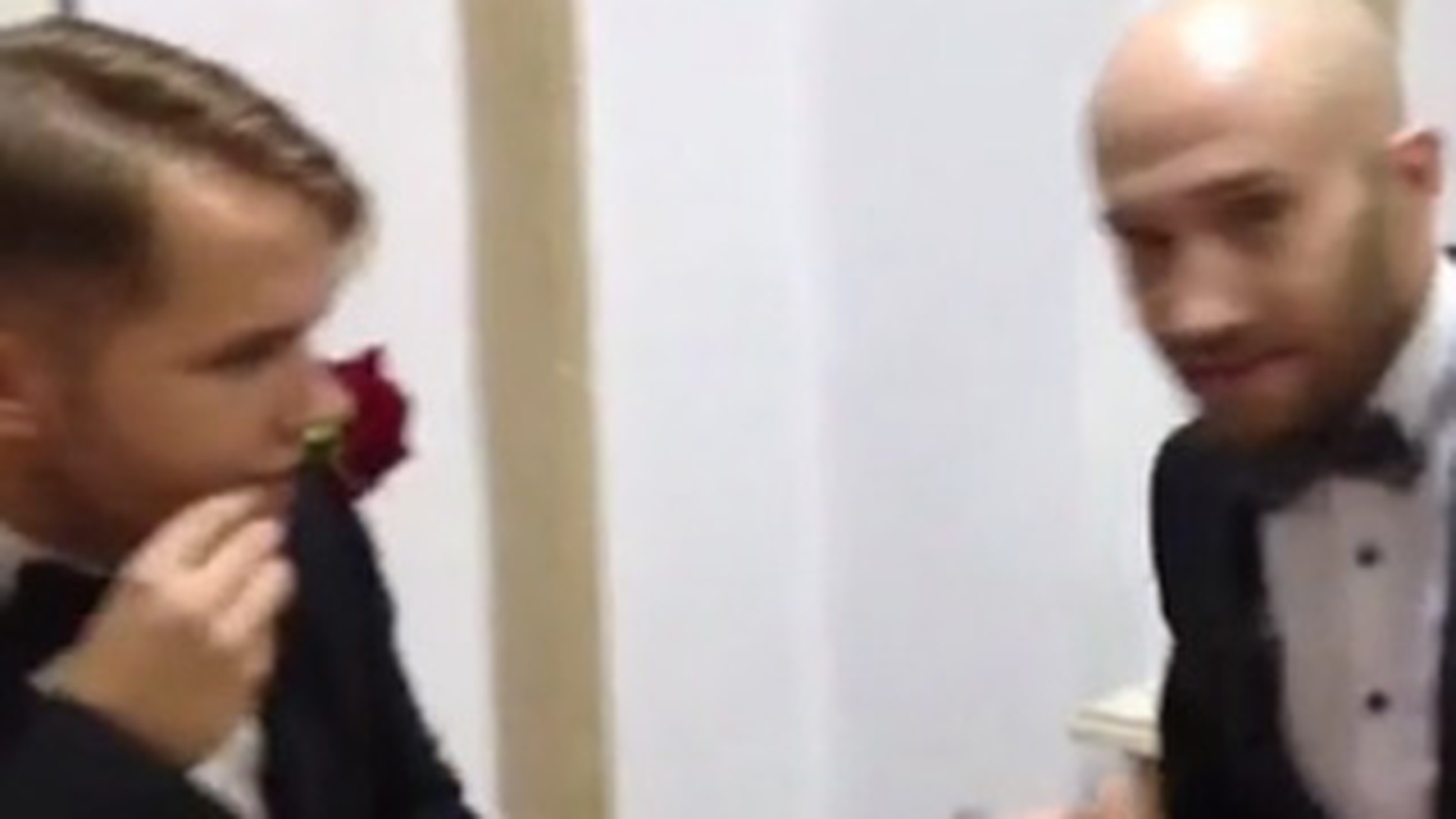 VIDEO Ipostaza in care nu credeai ca o sa il vezi vreodata pe Codin Maticiuc! Uite-l cu trandafirul rosu in dinti, transmitandu-i mesaje iubitei lui Bendeac!