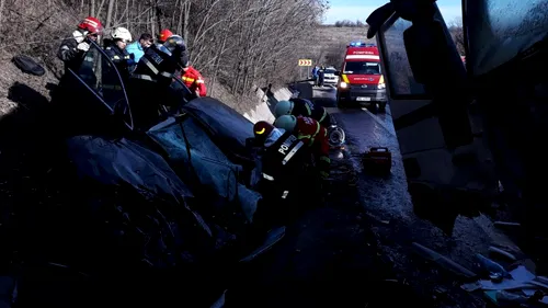 Imagini înfiorătoare de la accidentul din Argeș, produs între un TIR și o mașină. A fost solicitat elicopterul SMURD