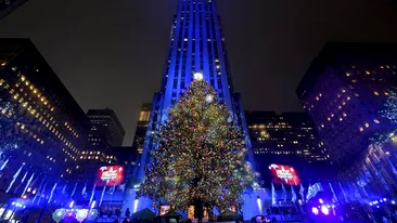 S-au aprins luminiţele în celebrul Rockefeller Center din New York! Vezi cum arată bradul din acest an. Imaginile sunt spectaculoase