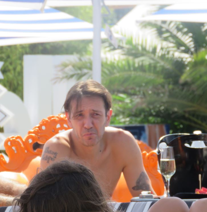 Tudor Sișu se relaxează pe plajă