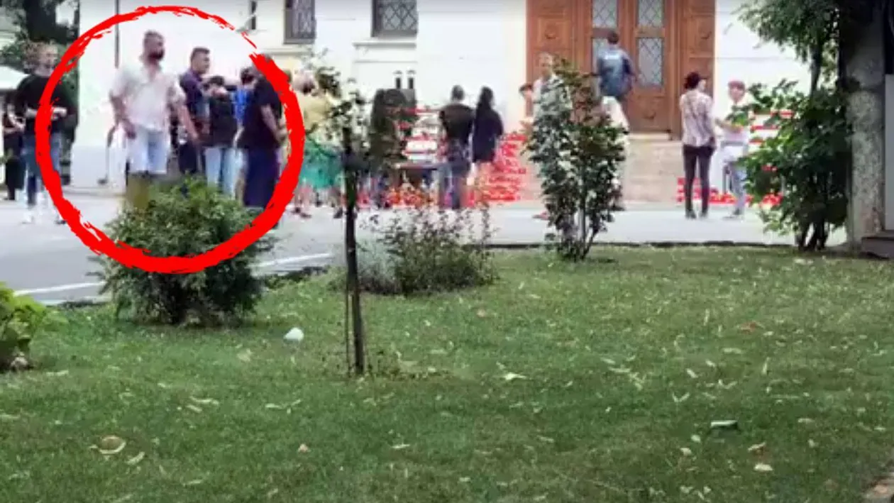 Incident la priveghiul Denisei! Un bărbat a agresat jurnalişti şi...