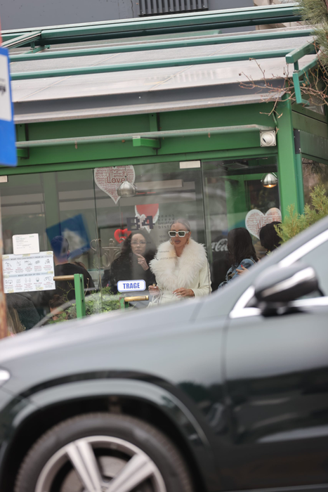 Bianca Drăgușanu și Alice Constantinică s-au întâlnit la o cafenea, unde blondina i-a dat câteva sfaturi de oraș (Foto: CANCAN.RO)