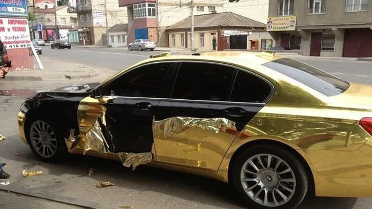 Ce-a patit masina unui smecher! S-a dus cu ea in ghetou sa se dea mare la prietenii lui cu bolidul de aur, iar ei au jucat razuiesti si castigi pe ea - I-au dat dauna totala