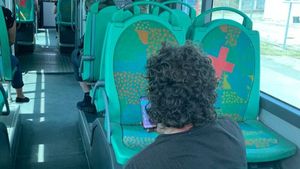 Imaginea din autobuz a unui bărbat din Cluj s-a viralizat. Martor: „I-am strâns mână când am coborât”. FOTO