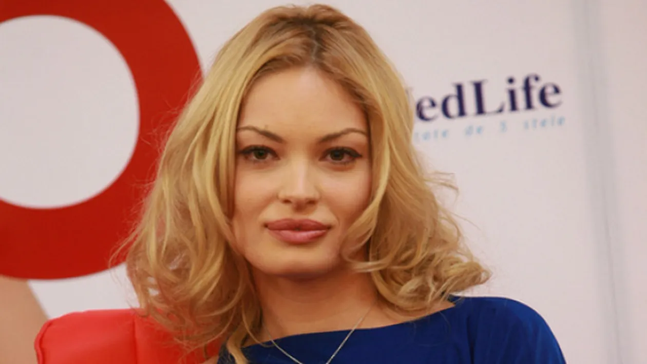 Sâni fermi, abdomen cu pătrăţele si picioare sculptate! Blonda asta e sotia unui politician din Romania. Ai recunoscut-o?