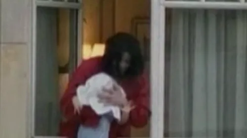 VIDEO VEZI AICI Ce a facut Michael Jackson, inainte de a-si scoate copilul pe geam, in Germania