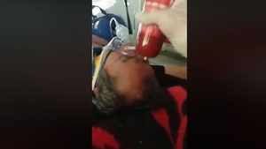 Pacient inconștient, lovit cu un parizer de paramedic: ”Bețivanule!” Totul a fost filmat VIDEO