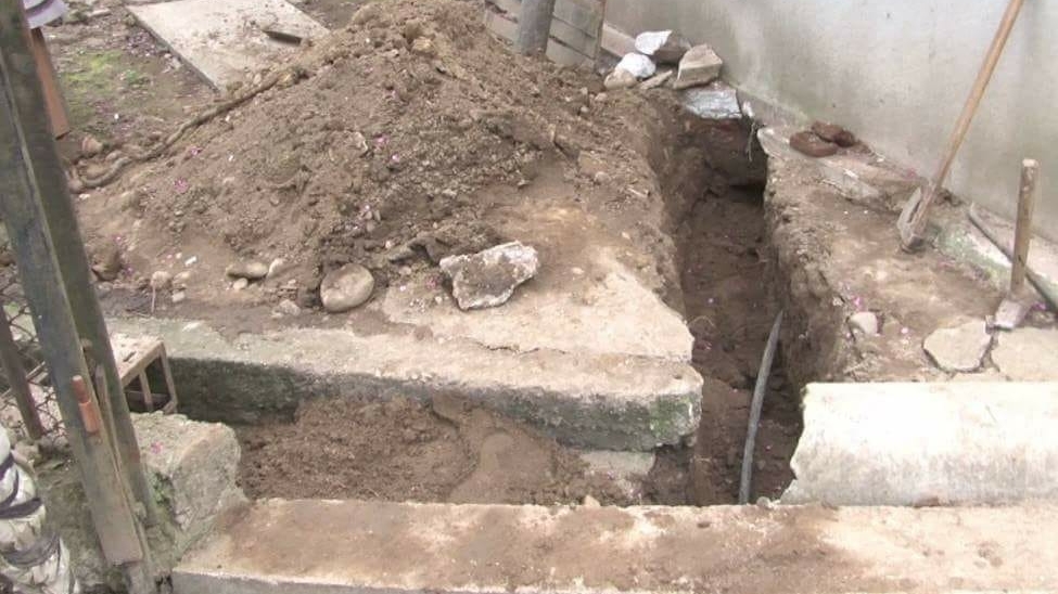 Descoperire macabră în Dâmbovița. Au găsit un schelet de om când săpau pentru rețeaua de apă