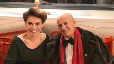 Cum arată bradul de Crăciun creat de Adina Buzatu și pictat de maestrul Gheorghe Zamfir