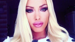 LOREDANA CHIVU s-a fotografiat sexy, în pat, dar când fanii s-au uitat la decolteu, au văzut ASTA!