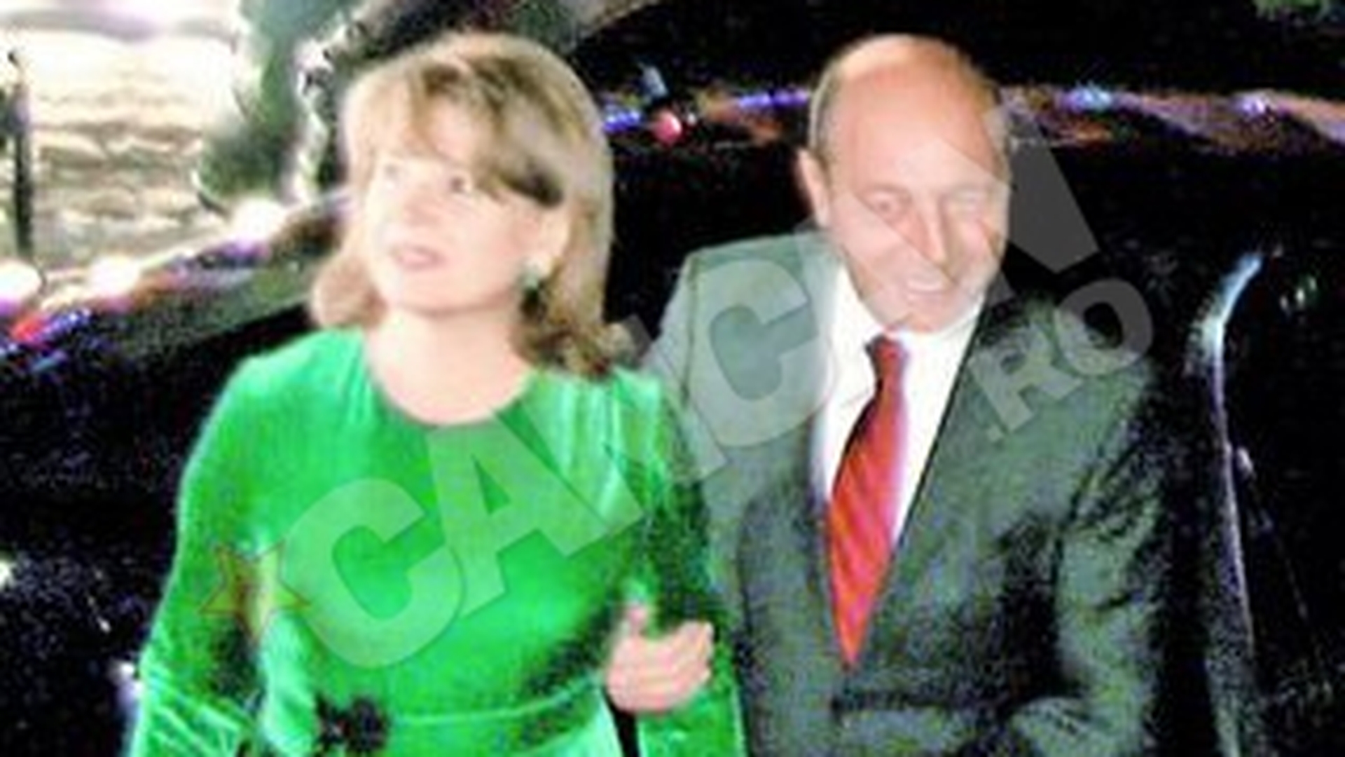 Traian Basescu si sotia sa au petrecut Anul Nou la Predeal, cu fruntasii partidului! Au ajuns primii la Revelion