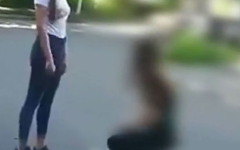 Adolescenta este umilită grav în plină stradă