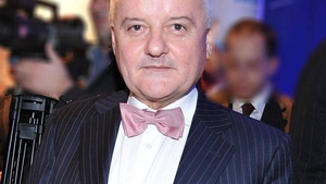Irinel Columbeanu, surprins în timp ce se săruta pasional cu iubita mult mai tânără decât el
