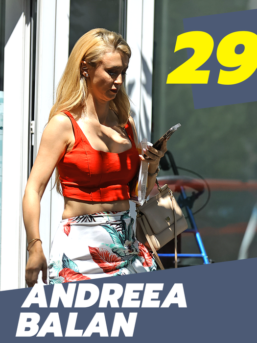 TOP 30 sexy-vedete care și-au scos abdomenul la ”interval”! Antonia, Alexandra Stan și Otniela n-au avut ”milă” de trecători!
