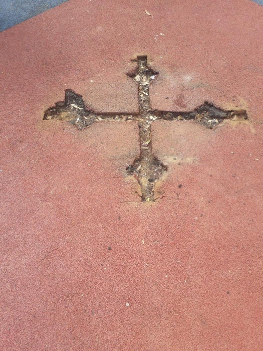 Autorii actelor de vandalism au făcut semnul crucii pe locul de joacă