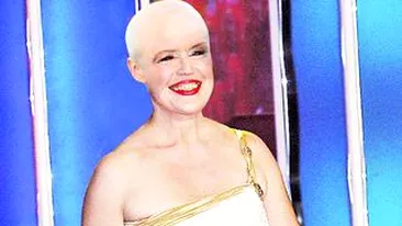 Corina Chiriac are o metoda radicala pentru regenerarea parului. Se rade pe cap!