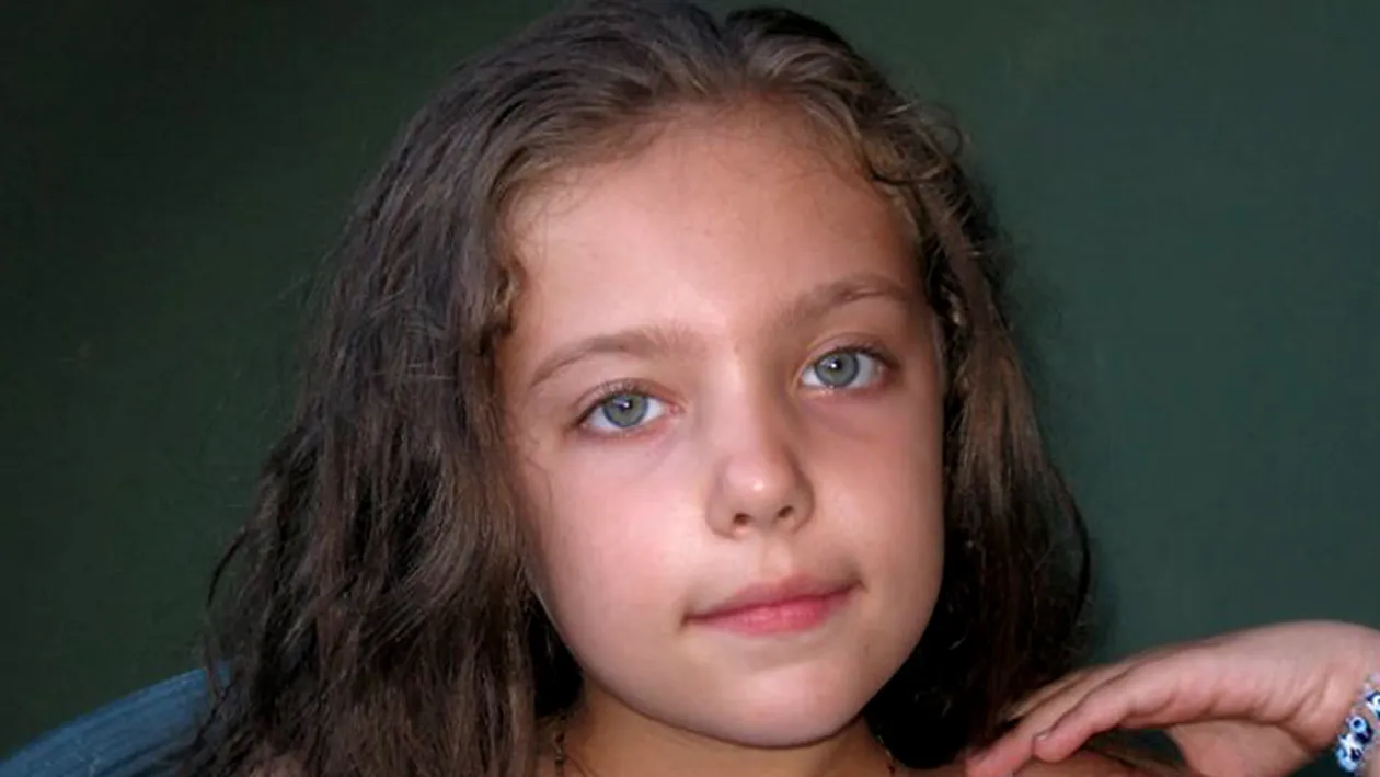 Povestea incredibila a Adelinei, o fetita de noua ani care face caricaturi de senzatie! Personajele sunt politice si mondene!