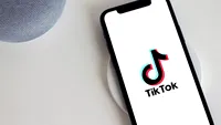 De ce recomandă SRI interzicerea TikTok-ului în România. Riscurile la care se supun utilizatorii