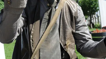 Nono Semen, in postura de Statuie Vie, in Parcul Herastrau, cu un machiaj metalic si un costum de postas