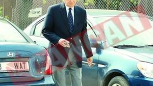 Fumeaza trabucuri primite de la ginerele sau