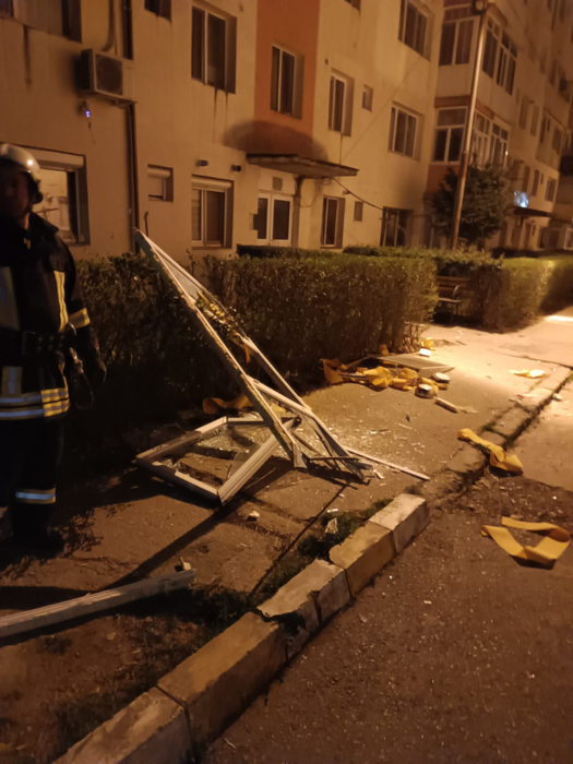 Panică în miez de noapte! Explozie urmată de incendiu într-un bloc din Târgoviște