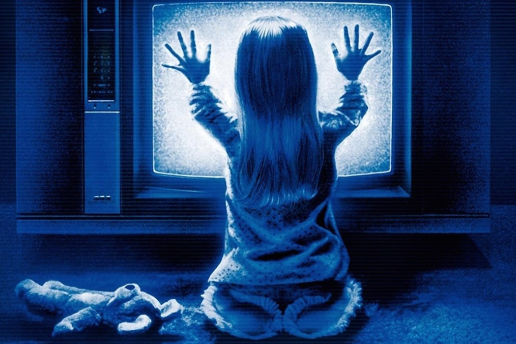 Scenă din filmul Poltergeist. Potrivit scenariului, cartierul în care locuiau protagoniștii fusese construit pe locul unui cimitir
