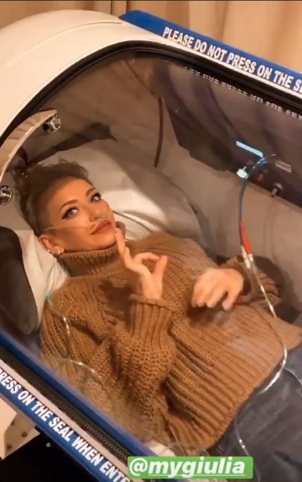 Giulia Anghelescu i-a arătat un semn obscen Antoniei în timp ce erau într-un spital, iar momentele au fost filmate! Cum a recționat iubita lui Alex Velea