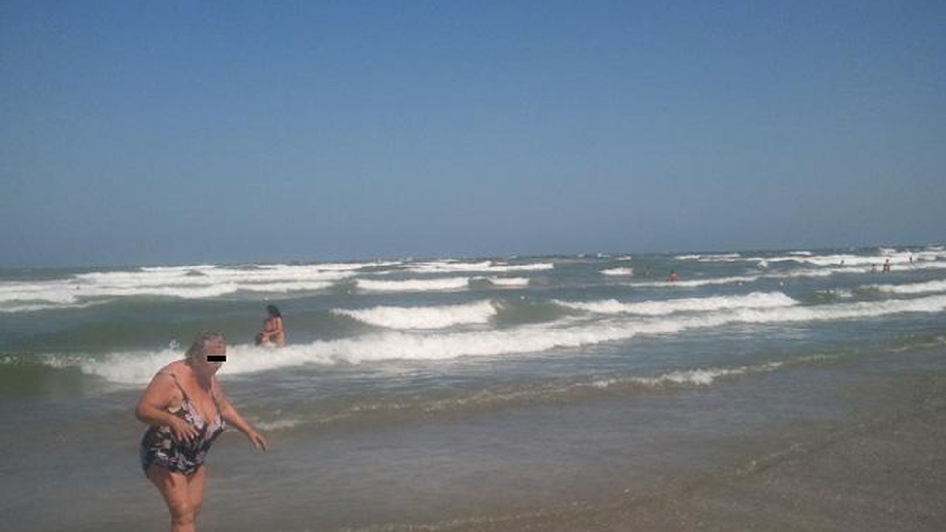 Valuri de peste 2 metri la mare! S-a arborat steagul rosu